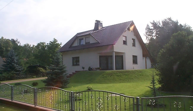 Freistehendes Einfamilienhaus mit Garten und Vorgarten, ein Beispielbau von Berthold - Bau aus Lauta.