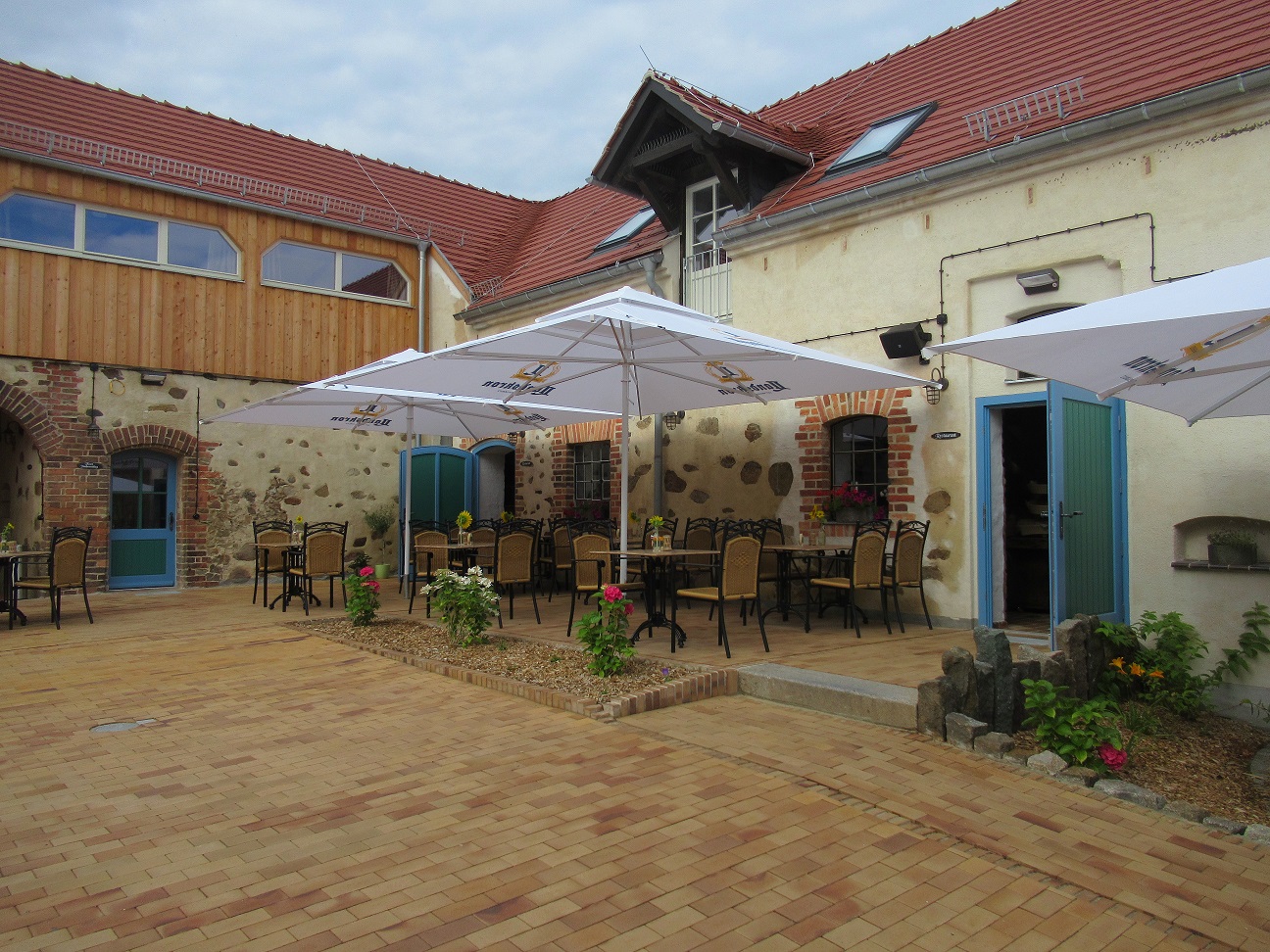 Sanierter Innenhof mit Restaurant-Terrasse, Umbauprojekt von Berthold - Bau aus Lauta.