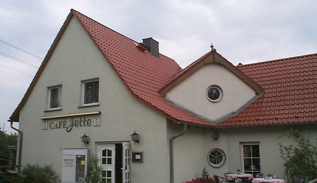 Fassade des Cafe Jette mit rotem Dach und speziellen Fenstern, Umbau durch Berthold - Bau aus Lauta.