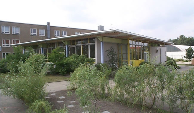 Modernisierte Schulkantine oder Mensa mit großen Fenstern und Außenbereich, realisiert von Berthold - Bau aus Lauta.